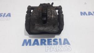 Used Front brake calliper, left Renault Kangoo/Grand Kangoo (KW) 1.6 16V Price € 50,00 Margin scheme offered by Maresia Parts