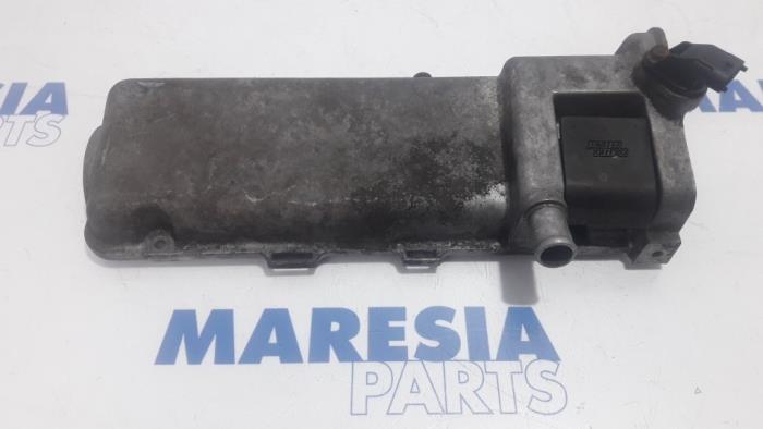 Rocker cover from a Fiat Punto II (188) 1.2 60 S 5-Drs. 2000
