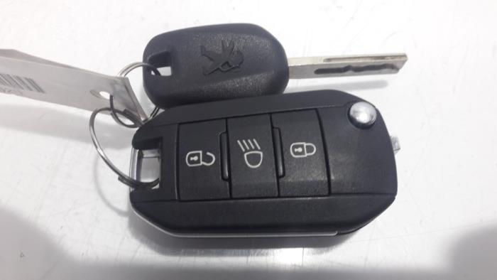 Engine management computer from a Peugeot 2008 (CU) 1.2 Vti 12V PureTech 82 2017