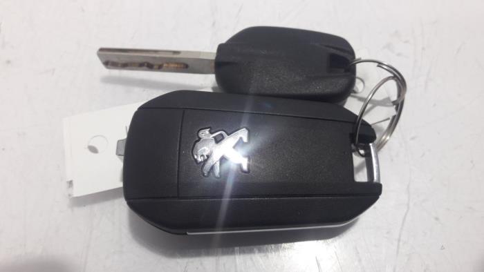 Engine management computer from a Peugeot 2008 (CU) 1.2 Vti 12V PureTech 82 2017