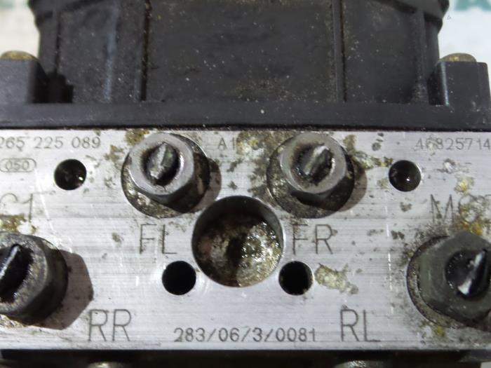 ABS Pumpe van een Fiat Stilo (192A/B) 2.4 20V Abarth 3-Drs. 2002