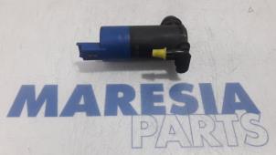 Używane Pompa spryskiwacza przód Peugeot 508 (8D) 2.0 Hybrid4 16V Cena € 20,00 Procedura marży oferowane przez Maresia Parts