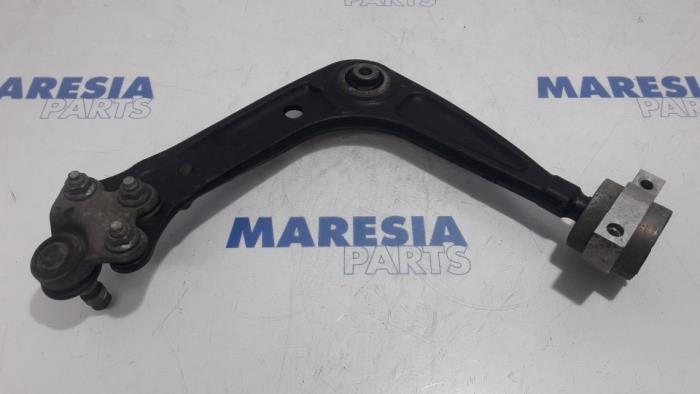 Front lower wishbone, right from a Peugeot 508 (8D) 2.0 Hybrid4 16V 2013