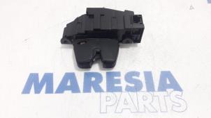 Używane Mechanizm zamka tylnej klapy Peugeot 508 (8D) 2.0 Hybrid4 16V Cena € 25,00 Procedura marży oferowane przez Maresia Parts