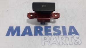Używane Przelacznik hamulca postojowego Peugeot 508 (8D) 2.0 Hybrid4 16V Cena € 35,00 Procedura marży oferowane przez Maresia Parts