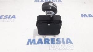 Używane Dzwignia zmiany biegów Peugeot 508 (8D) 2.0 Hybrid4 16V Cena € 65,00 Procedura marży oferowane przez Maresia Parts