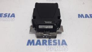 Używane Wyswietlacz przezierny typu HUD Peugeot 508 (8D) 2.0 Hybrid4 16V Cena € 262,50 Procedura marży oferowane przez Maresia Parts