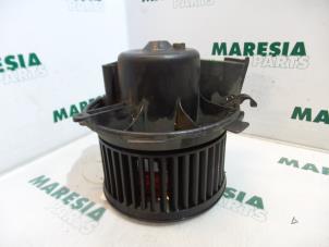 Używane Silnik wentylatora nagrzewnicy Peugeot 206 (2A/C/H/J/S) 1.4 HDi Cena € 25,00 Procedura marży oferowane przez Maresia Parts