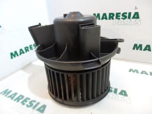 Używane Silnik wentylatora nagrzewnicy Peugeot 206 (2A/C/H/J/S) 1.4 HDi Cena € 25,00 Procedura marży oferowane przez Maresia Parts