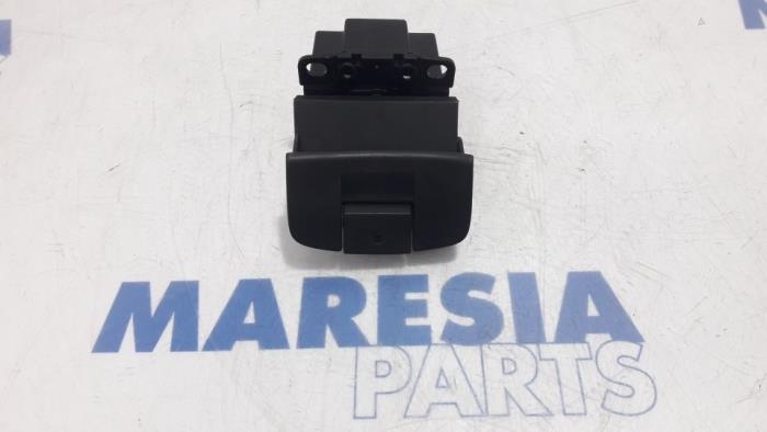 Parking brake switch from a Renault Espace (JK) 2.0 16V Turbo 2005