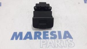 Usados Interruptor de freno de mano Renault Espace (JK) 2.0 16V Turbo Precio € 30,00 Norma de margen ofrecido por Maresia Parts