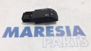 Used Steering wheel mounted radio control Renault Espace (JK) 2.0 16V Turbo Price € 15,00 Margin scheme offered by Maresia Parts