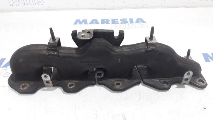 Exhaust manifold from a Peugeot 508 (8D) 2.0 Hybrid4 16V 2013