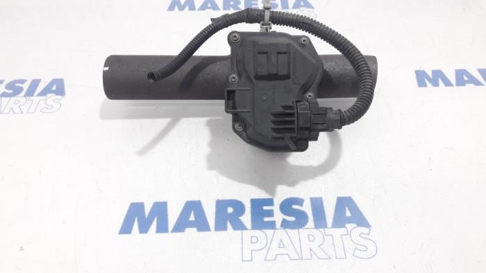 EGR valve from a Renault Kangoo Express (FW) 1.5 dCi 75 2015