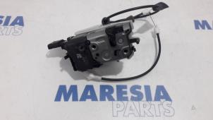 Używane Mechanizm blokady drzwi prawych tylnych wersja 4-drzwiowa Peugeot 308 SW (4E/H) 1.6 HDi 16V FAP Cena € 30,00 Procedura marży oferowane przez Maresia Parts