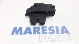 Używane Mechanizm zamka tylnej klapy Peugeot 308 SW (4E/H) 1.6 HDi 16V FAP Cena € 35,00 Procedura marży oferowane przez Maresia Parts