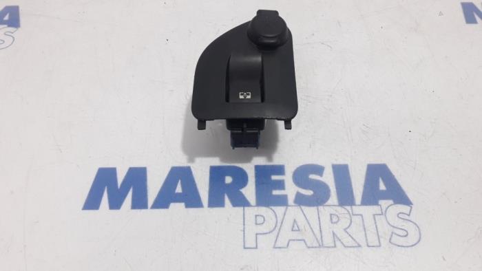 Używane Przelacznik szyberdachu Peugeot 308 SW (4E/H) 1.6 HDi 16V FAP Cena € 25,00 Procedura marży oferowane przez Maresia Parts