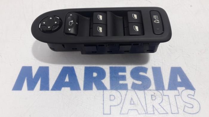 Usados Interruptor combinado de ventanillas Peugeot 308 SW (4E/H) 1.6 HDi 16V FAP Precio € 65,00 Norma de margen ofrecido por Maresia Parts