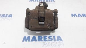 Używane Zacisk hamulcowy lewy przód Lancia Delta (844) 1.6 D Multijet 16V 120 Cena € 50,00 Procedura marży oferowane przez Maresia Parts