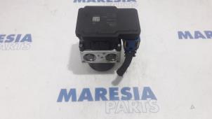 Używane Pompa ABS Renault Scénic III (JZ) 1.2 16V TCe 115 Energy Cena € 207,90 Procedura marży oferowane przez Maresia Parts