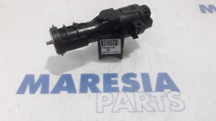 Używane Stacyjka + Kluczyk Lancia Delta (844) 1.6 D Multijet 16V 120 Cena € 65,00 Procedura marży oferowane przez Maresia Parts