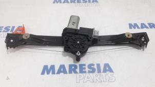 Używane Mechanizm szyby prawej przedniej wersja 4-drzwiowa Lancia Delta (844) 1.6 D Multijet 16V 120 Cena € 50,00 Procedura marży oferowane przez Maresia Parts