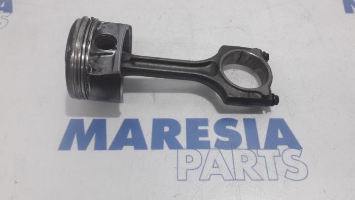 Usados Pistón Peugeot 5008 I (0A/0E) 1.6 THP 16V Precio € 50,00 Norma de margen ofrecido por Maresia Parts