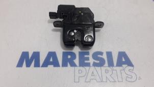 Używane Mechanizm zamka tylnej klapy Renault Scénic III (JZ) 1.2 16V TCe 115 Energy Cena € 14,95 Procedura marży oferowane przez Maresia Parts