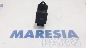 Usados Interruptor de freno de mano Renault Scénic III (JZ) 1.2 16V TCe 115 Energy Precio € 15,00 Norma de margen ofrecido por Maresia Parts