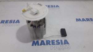 Używane Elektryczna pompa paliwa Renault Scénic III (JZ) 1.2 16V TCe 115 Energy Cena € 50,00 Procedura marży oferowane przez Maresia Parts