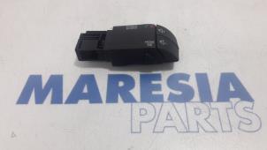 Used Steering wheel mounted radio control Renault Clio IV (5R) 1.5 Energy dCi 90 FAP Price € 15,00 Margin scheme offered by Maresia Parts
