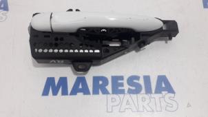 Used Front door handle 4-door, right Renault Clio IV (5R) 1.5 Energy dCi 90 FAP Price € 30,00 Margin scheme offered by Maresia Parts