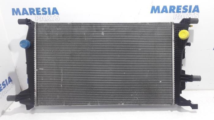 Usagé Radiateur Renault Scénic III (JZ) 1.2 16V TCe 115 Energy Prix € 35,00 Règlement à la marge proposé par Maresia Parts