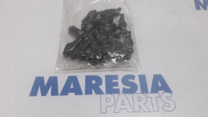 Gebrauchte Kipphebel Peugeot 208 I (CA/CC/CK/CL) 1.6 16V THP 155 Preis € 50,00 Margenregelung angeboten von Maresia Parts