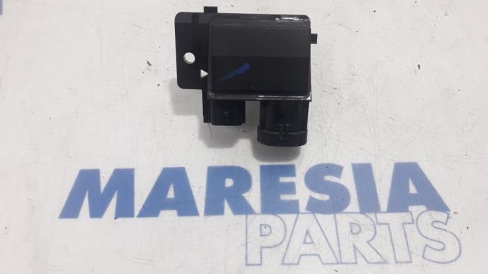 Cooling fan resistor from a Renault Clio IV (5R) 1.5 Energy dCi 90 FAP 2015