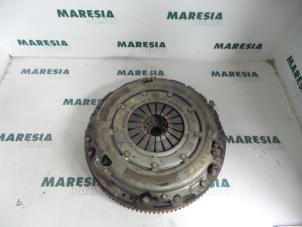 Usagé Volant moteur Fiat Croma (194) 1.9 JTD Multijet 16V Prix € 210,00 Règlement à la marge proposé par Maresia Parts