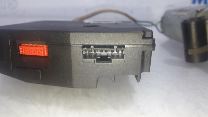 Sunroof motor Citroen C-Crosser 2.2 HDiF 16V - 3302256 NIDEC