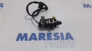 Używane Pompa spryskiwacza przód Citroen C-Crosser 2.2 HDiF 16V Cena € 15,00 Procedura marży oferowane przez Maresia Parts