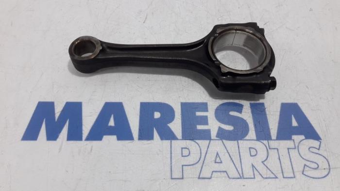 Connecting rod from a Fiat Punto Evo (199) 1.4 16V Abarth 2010