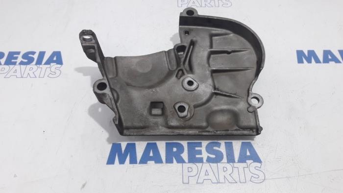 Usagé Couvercle de distribution Renault Trafic New (JL) 2.0 16V Prix € 30,00 Règlement à la marge proposé par Maresia Parts