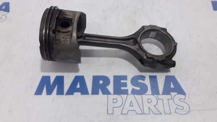 Usados Pistón Renault Trafic New (JL) 2.0 16V Precio € 75,00 Norma de margen ofrecido por Maresia Parts