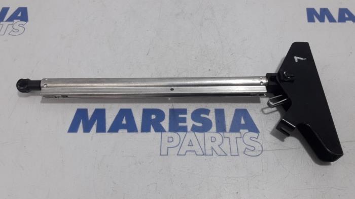 Używane Silownik dachu cabrio Peugeot 308 CC (4B) 1.6 HDiF 16V Cena € 75,00 Procedura marży oferowane przez Maresia Parts