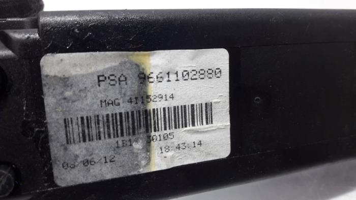 GPS Antenne van een Peugeot 308 CC (4B) 1.6 HDiF 16V 2011