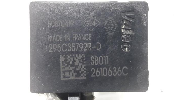 Battery sensor from a Renault Master IV (EV/HV/UV/VA/VB/VD/VF/VG/VJ) 2.3 dCi 135 16V FWD 2015