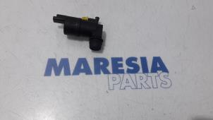 Gebrauchte Scheibensprüherpumpe vorne Renault Master IV (EV/HV/UV/VA/VB/VD/VF/VG/VJ) 2.3 dCi 135 16V FWD Preis € 12,10 Mit Mehrwertsteuer angeboten von Maresia Parts