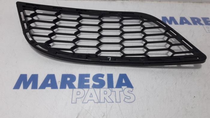 Begagnade Grill Alfa Romeo Giulietta (940) 1.6 JTDm 16V Pris € 25,00 Marginaltabell erbjuds av Maresia Parts