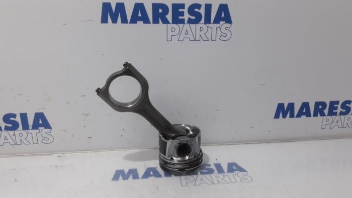 Usagé Piston Citroen C4 Cactus (0B/0P) 1.6 Blue Hdi 100 Prix € 75,00 Règlement à la marge proposé par Maresia Parts