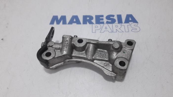 Engine mount from a Citroën C4 Cactus (0B/0P) 1.6 Blue Hdi 100 2015