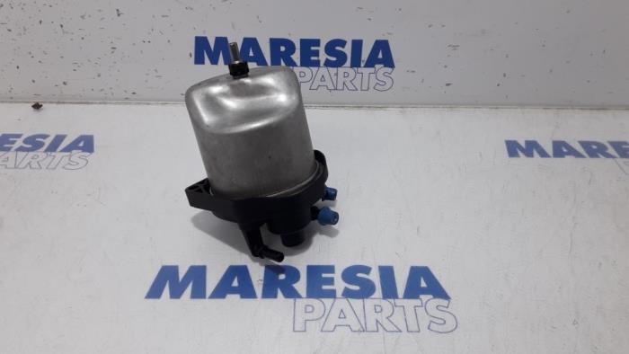 Fuel filter housing from a Peugeot 5008 I (0A/0E) 1.6 HDiF 16V 2012