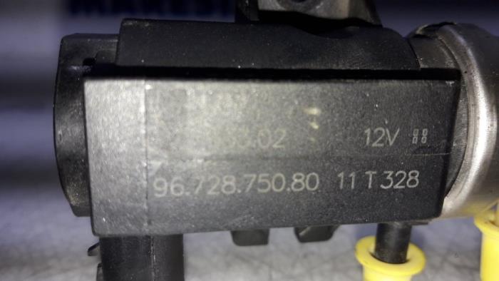 Regulador de presión turbo de un Peugeot 5008 I (0A/0E) 1.6 HDiF 16V 2012